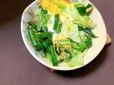 キャベツも一緒にニラ玉。